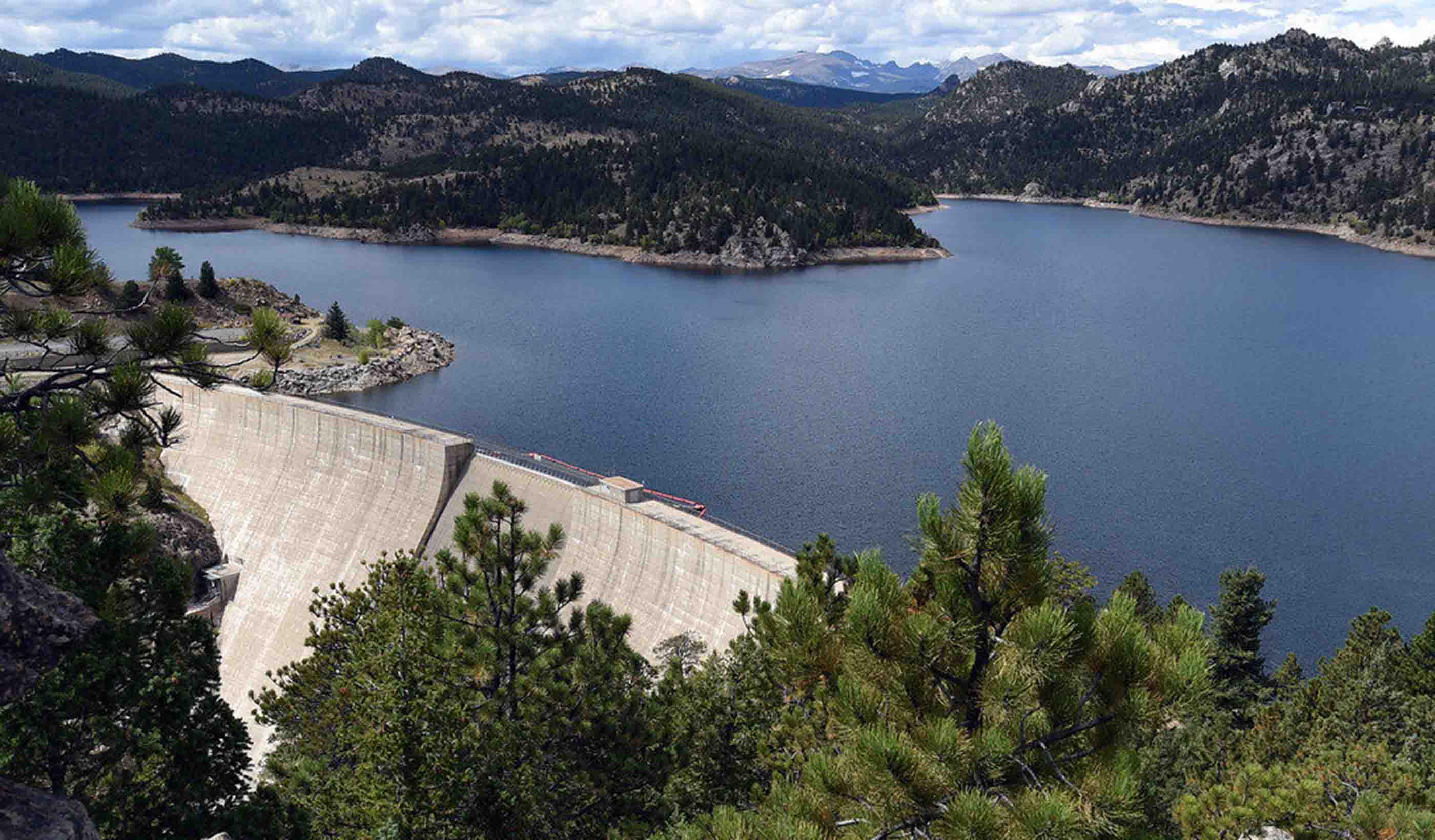Finite element thermal analysis of a roller compacted concrete (RCC) dam